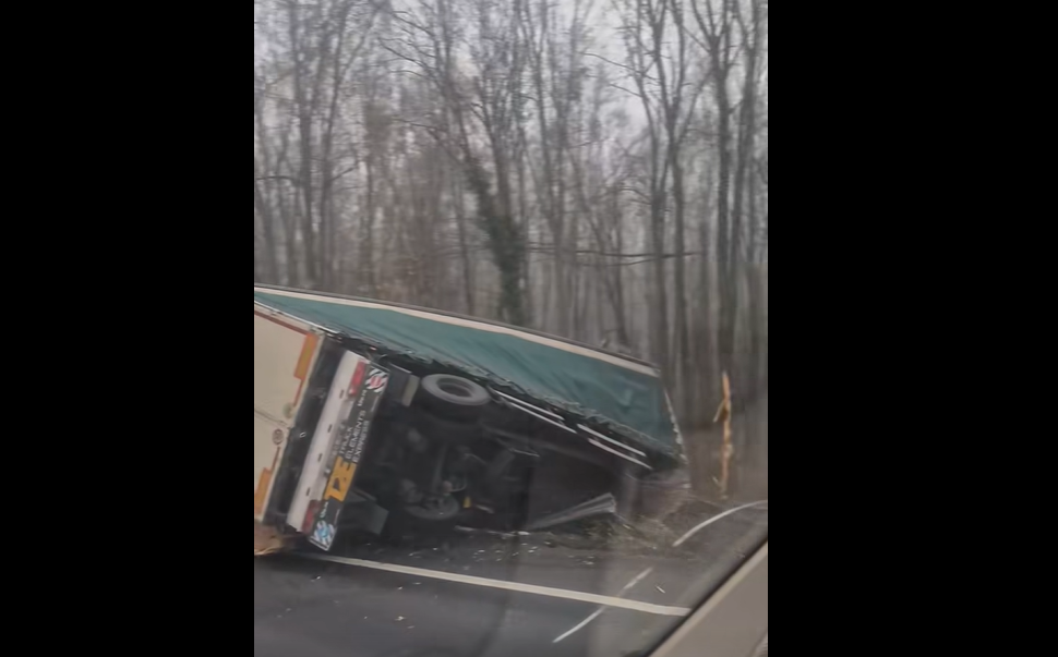 Coliziune în lanț pe Autostrada A1: un TIR cu colete a acroșat un autoturism și s-a răsturnat peste alt vehicul