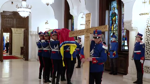 Osemintele ultimului domn al Moldovei, retrase de la Palatul Cotroceni. Sicriul va fi dus la Focșani