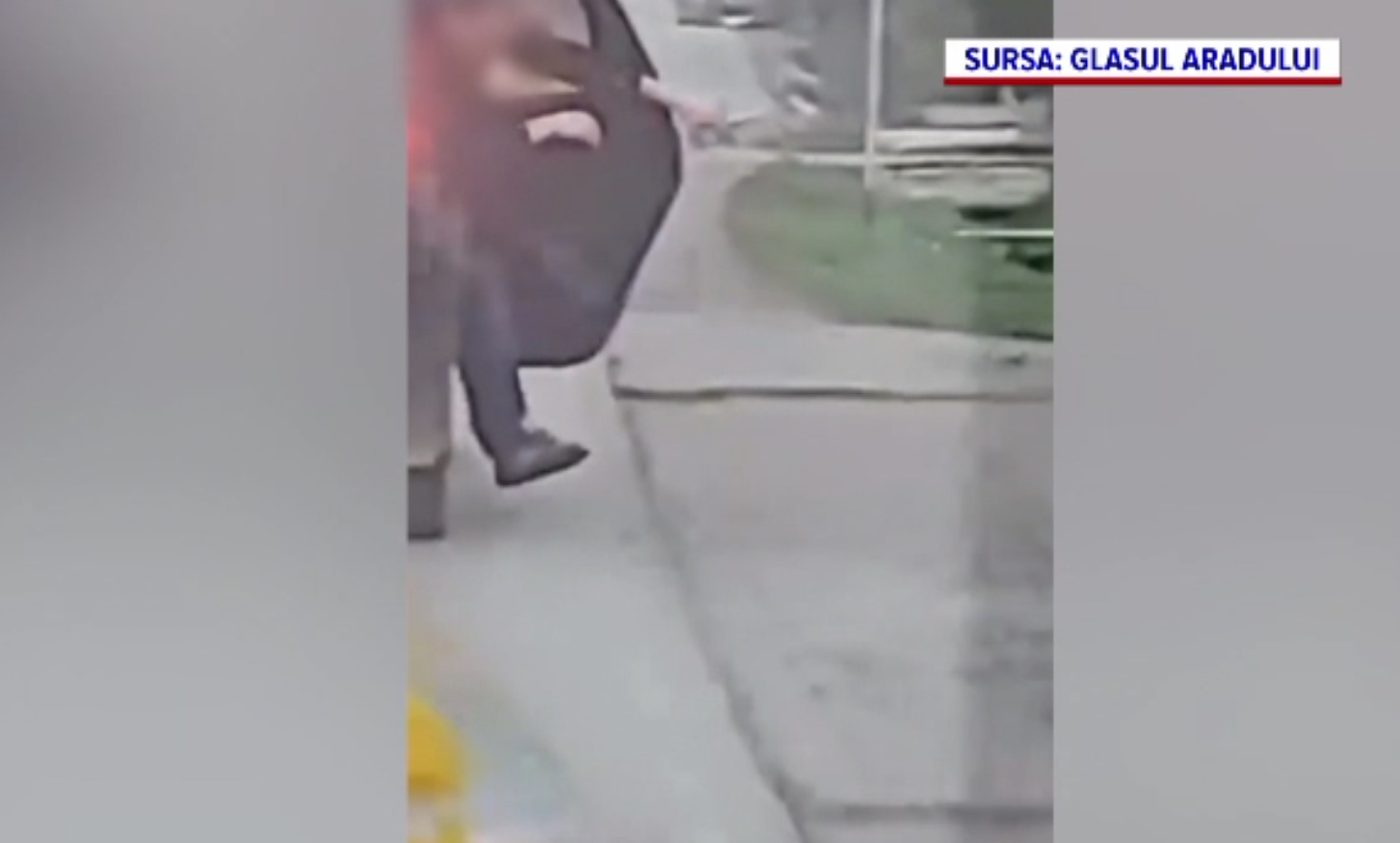 Scenă șocantă în Arad: un tânăr de 20 de ani a sărit din mașina aflată în mers după o ceartă cu tatăl său