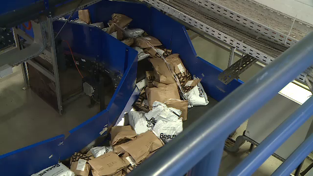 Ce au comandat românii de Black Friday. Lockerele de curierat sunt pline până la refuz