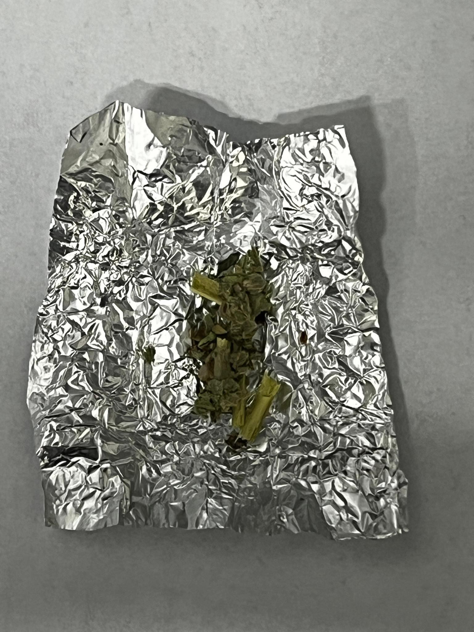 „Parcă e leuștean”. Jandarmii din Constanța, ironizați după ce au prins un bărbat cu „o substanță vegetală”