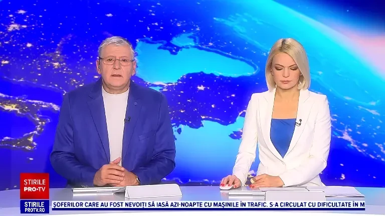 Flăcări puternice au distrus un apartament aflat la ultimul etaj al unui bloc din Craiova