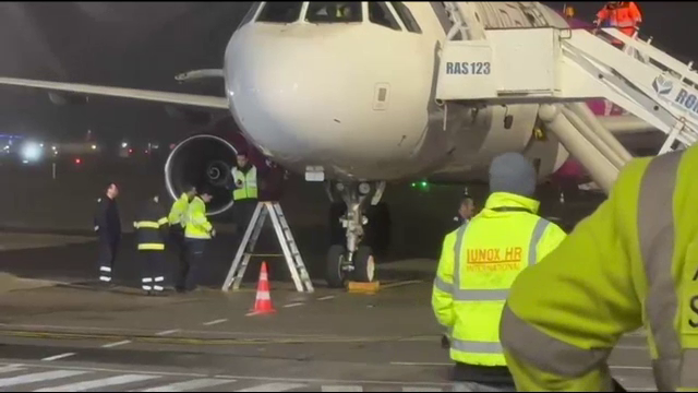 O flacără a apărut sub un avion Wizz tocmai aterizat de la Barcelona pe Aeroportul Băneasa. Pasageri evacuați de urgență