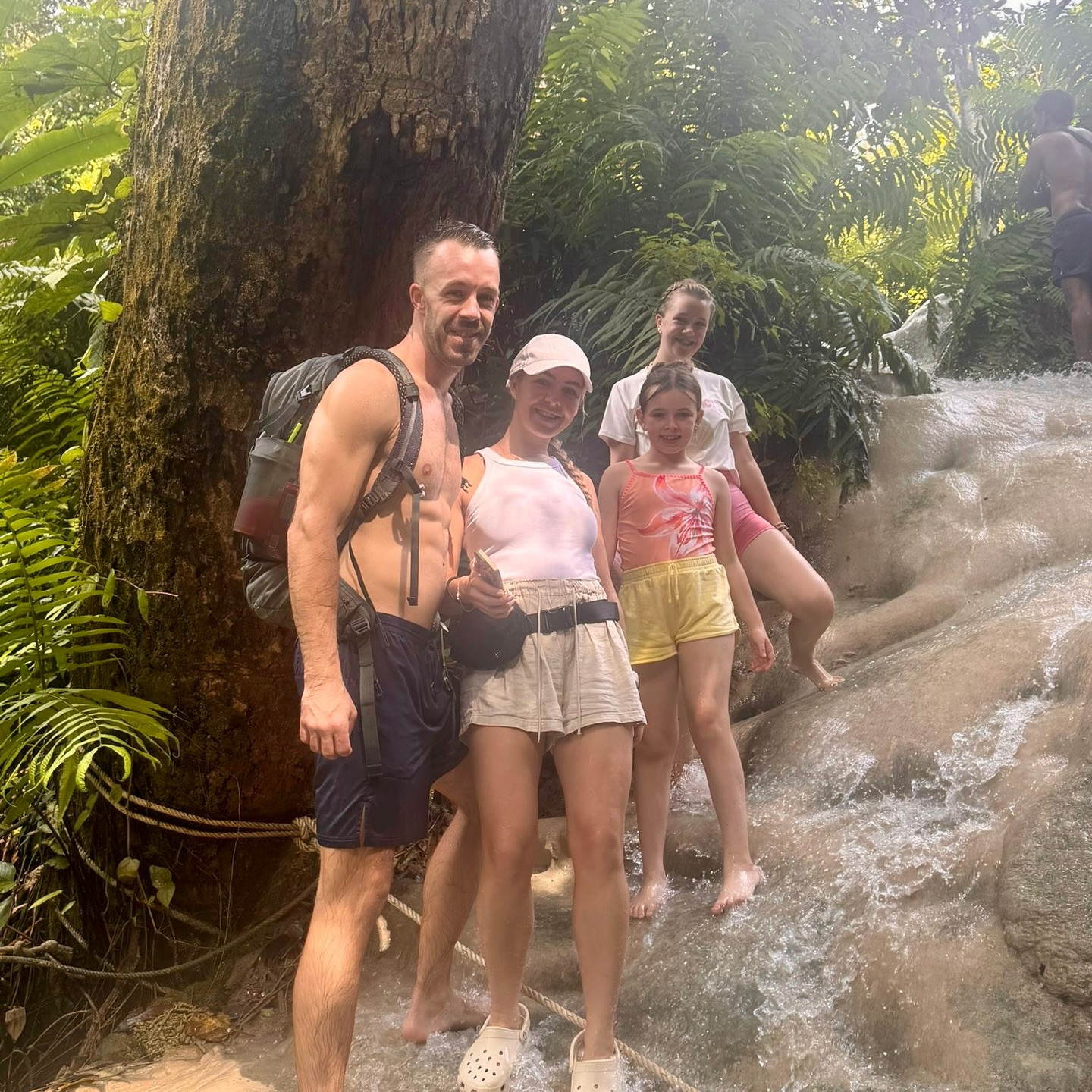 Doi părinți britanici și-au vândut casa și acum trăiesc ca „regii” cu copiii în străinătate. Costurile s-au înjumătățit