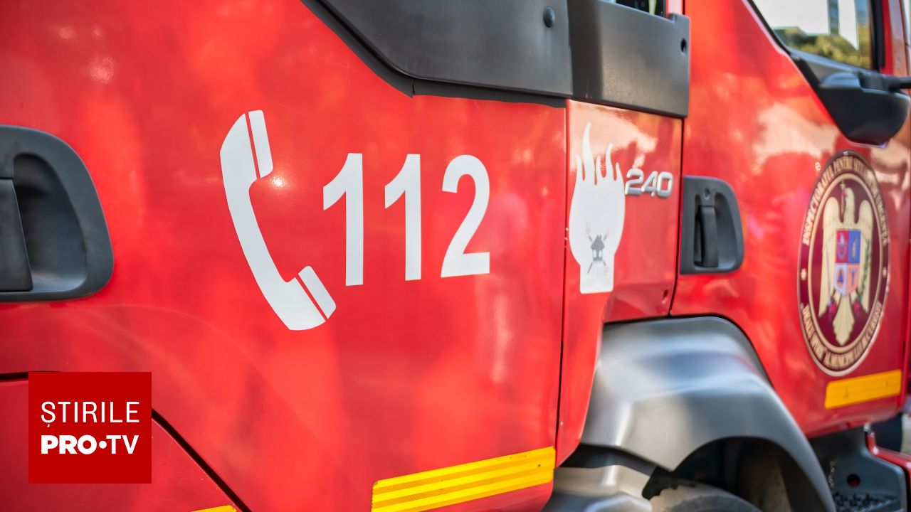 Poza pentru articolul Scurgeri de gaze în urma unui accident cu trei vehicule, două autoturisme şi o autoutiltară, în Argeș. Două persoane, rănite