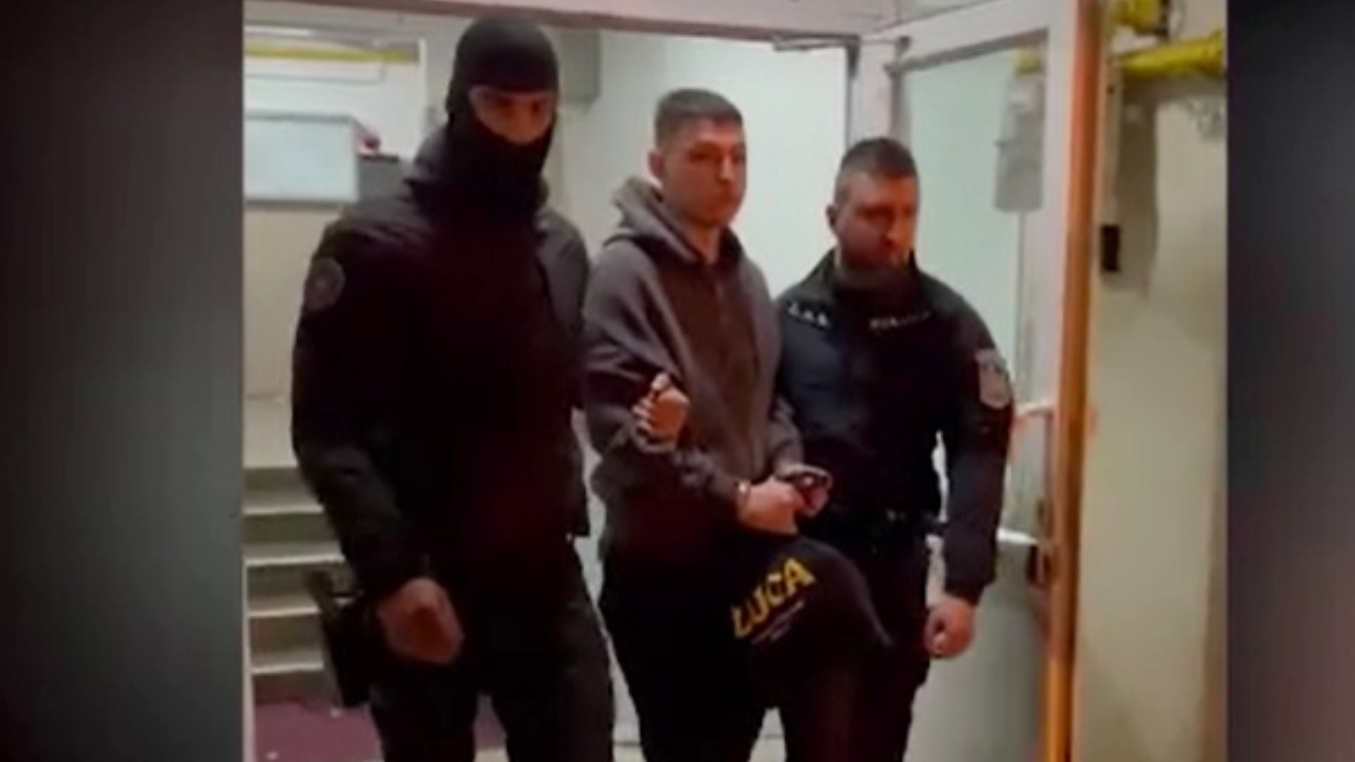 Ce s-a aflat despre tânărul care a înjunghiat, fără motiv, un bărbat pe stradă în București. O vecină rupe tăcerea