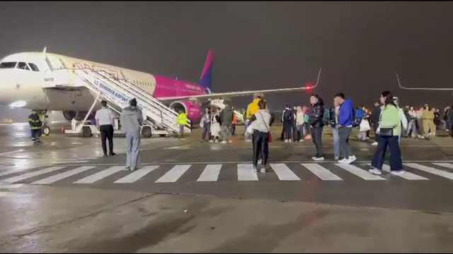 Cine a observat flacăra de la avionul care a declanșat alerta pe aeroportul Băneasa. Reacția Wizz Air