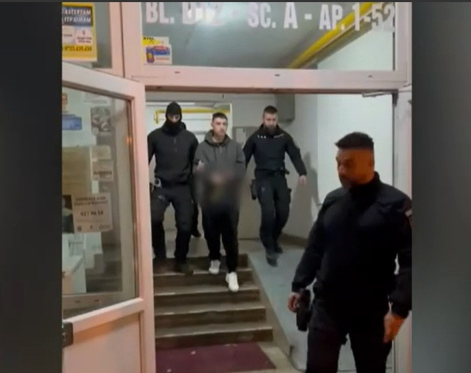 Tânărul care a înjunghiat de zeci de ori un bărbat din Capitală, fără motiv, neagă fapta. Ce a găsit Poliția în casa lui