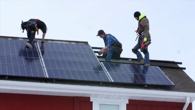 Românii ar putea cumpăra de anul viitor energie mai ieftină direct de la vecinii cu panouri fotovoltaice