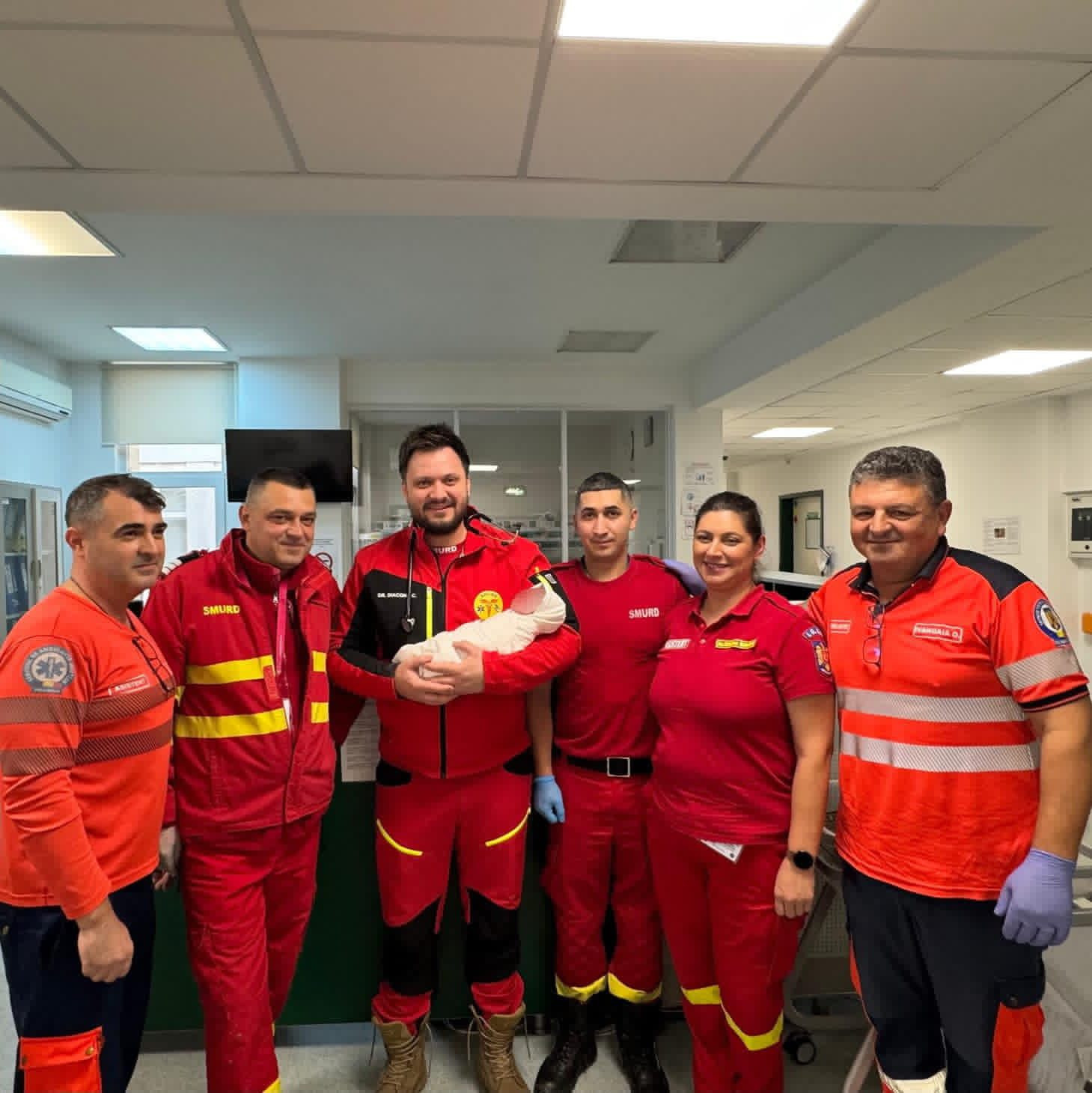 Naștere miraculoasă în Prahova. O femeie a adus pe lume un copil la ea acasă, ghidată prin telefon de o asistentă ISU-SAJ