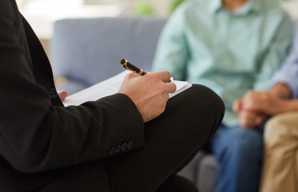 Părinţii copiilor cu autism sau sindrom Down ar putea primi consiliere psihologică decontată de stat - proiect de lege