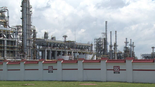 Risc pe piața carburanților. Oprirea rafinăriei Lukoil, care asigură 20% din producție, ar putea perturba prețurile