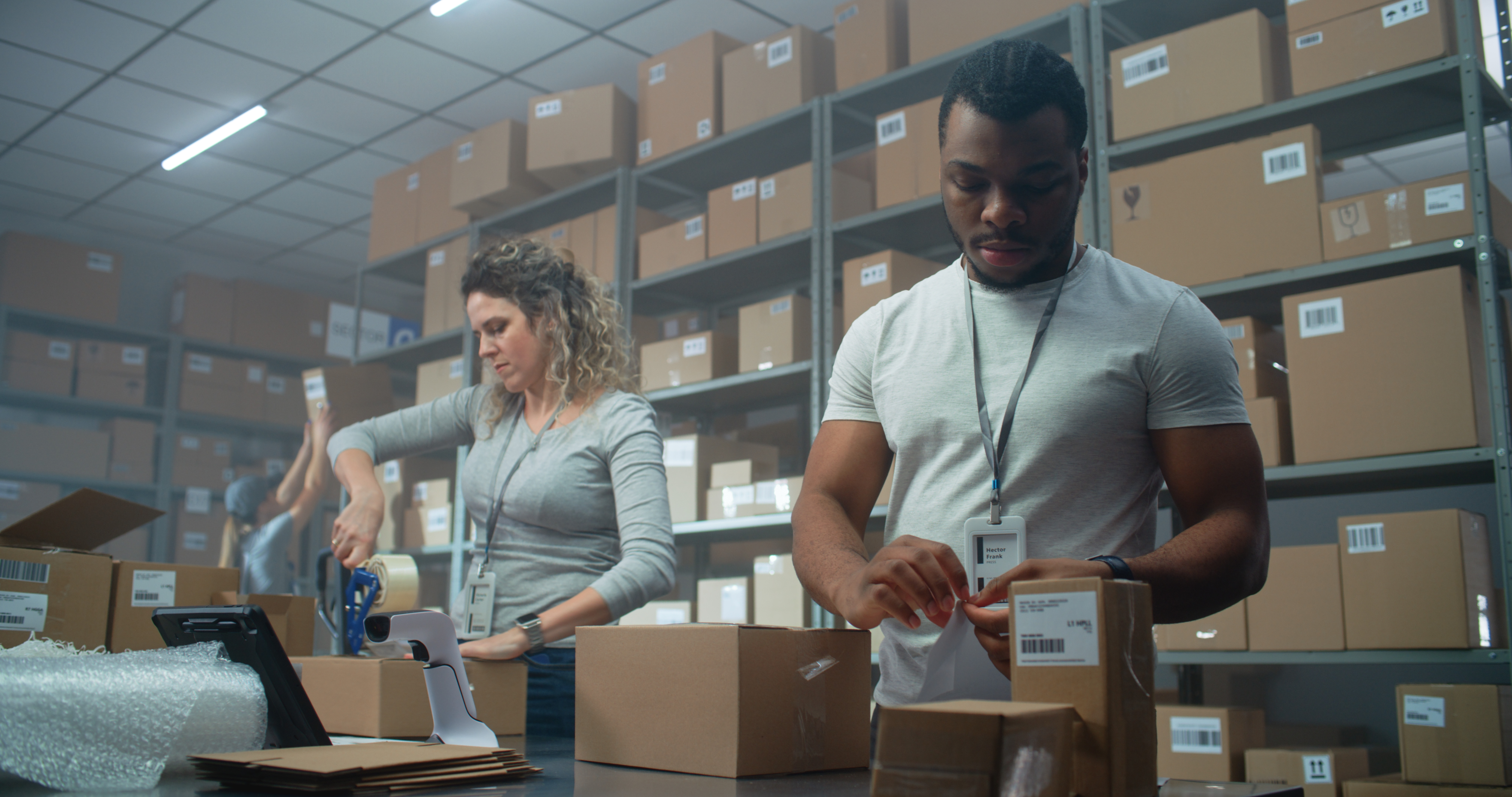 Uniunea Europeană introduce o taxă vamală de 3 euro pentru coletele ieftine din China