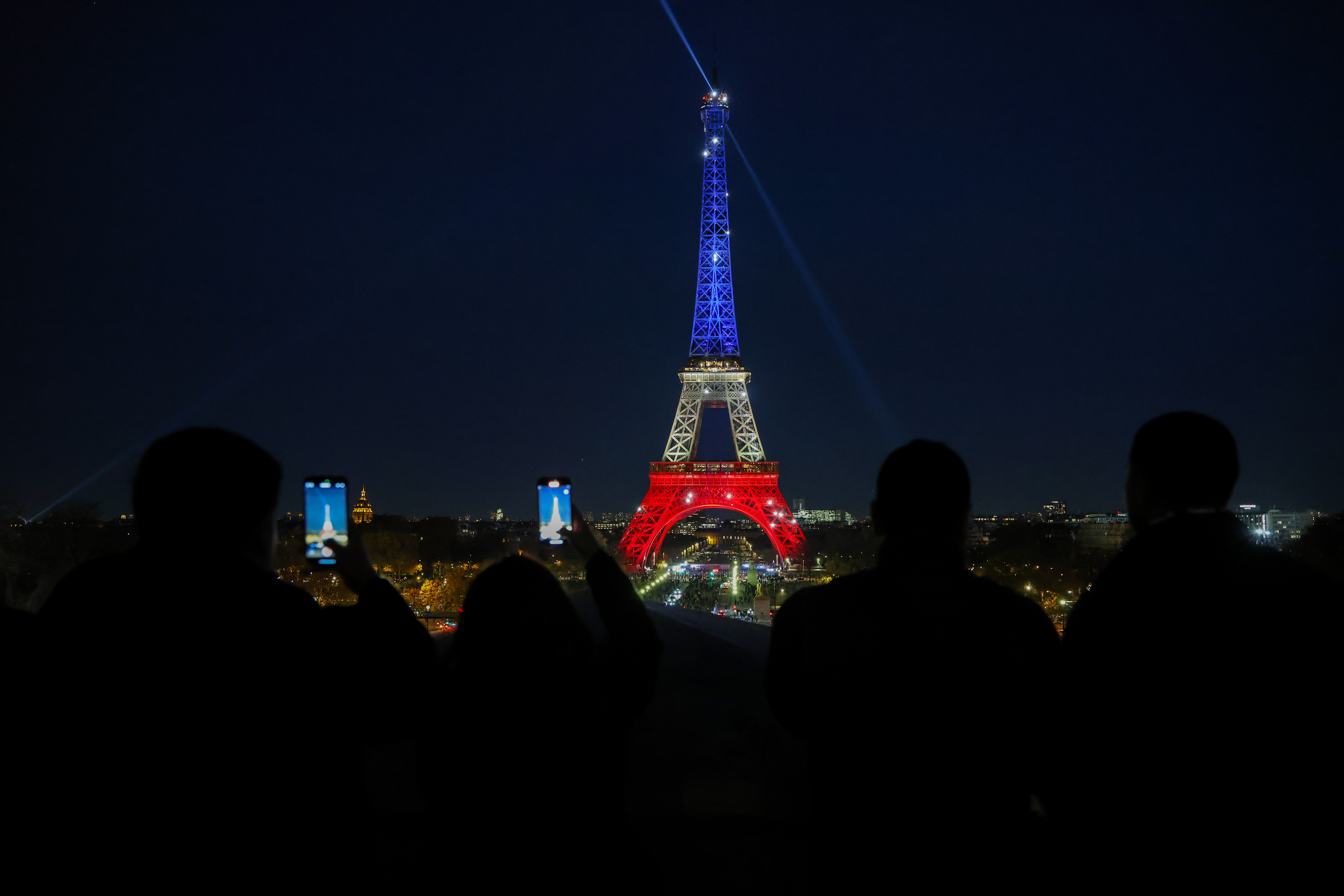 Turnul Eiffel, luminat în culorile drapelului francez la 10 ani de la atentatele din 13 noiembrie 2015. FOTO