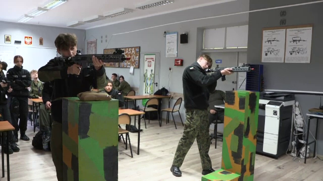 Polonia a introdus în școli cursuri de pregătire militară. Elevii vor învăța cum să folosească arme și drone