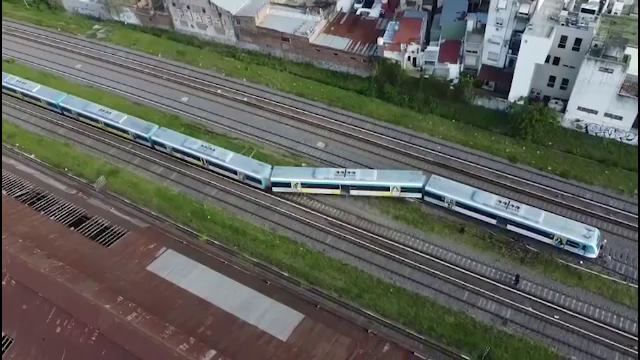 Momentul în care un tren plin cu pasageri sare de pe șine în Buenos Aires. Cel puțin 19 persoane au fost rănite