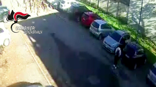 Un român a fost arestat după ce a încercat să-i dea foc soției într-o parcare din Milano. Momentul, surprins de camere