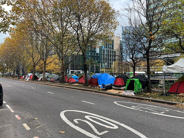 Centrul Londrei, transformat într-un „oraș de corturi”: migranți români, bulgari și din Orientul Mijlociu trăiesc pe stradă