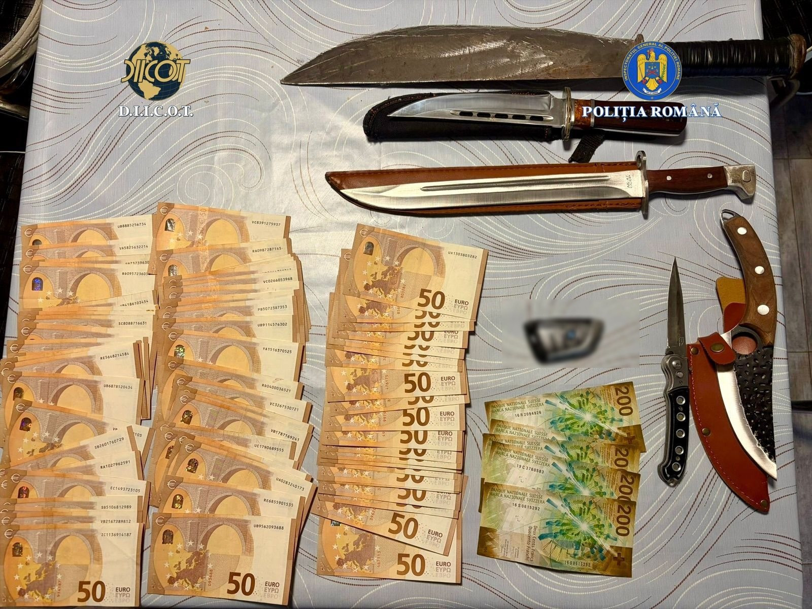 Trei bărbați din Dâmbovița ar fi exploatat 21 de tinere în UK și au spălat banii prin achiziții imobiliare în România