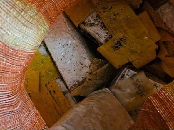 Aproximativ 38 de kilograme de plicuri de „ceai” au ajuns în mod misterios pe malul unei insule. Ce se ascundea în ele