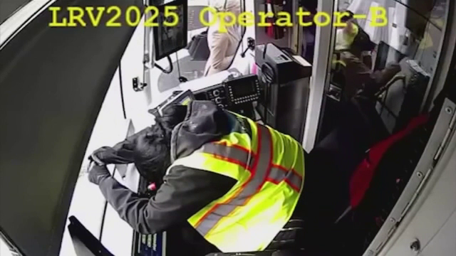 O vatmaniță a fost filmată dormind în timp ce mergea cu tramvaiul prin San Francisco. Pasagerii au intrat în panică. VIDEO