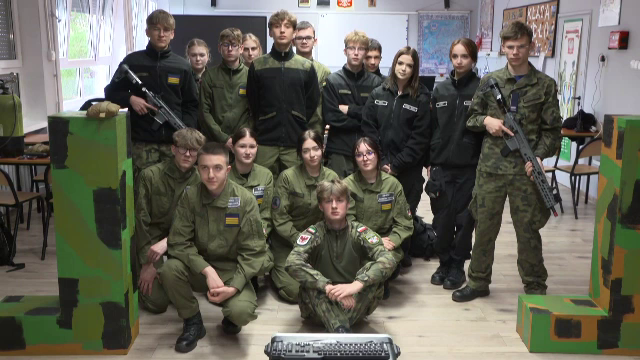Cum pregătește o școală din Polonia elevii pentru armată: „Știu că fac ceva pentru țara mea”