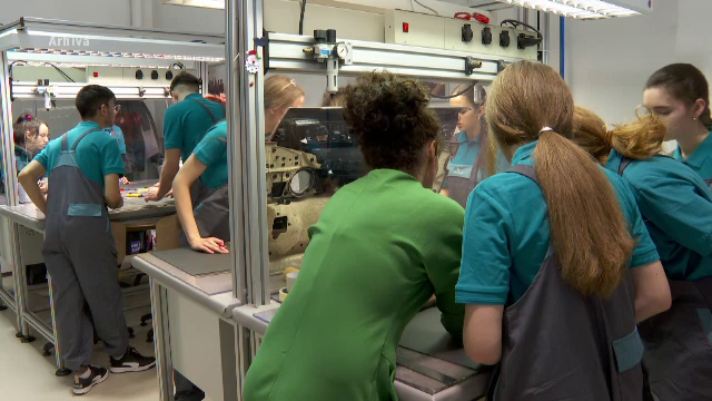 Doar 7% dintre elevii din școlile de meserii fac practică reală la firme. România se află la coada UE