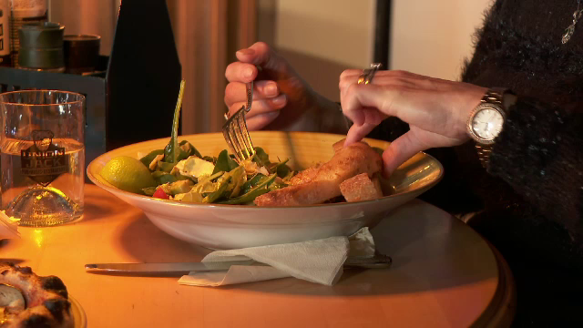 Mâncatul pe fugă și lipsa meselor regulate pot da peste cap digestia și favorizează balonarea. Explicația medicilor