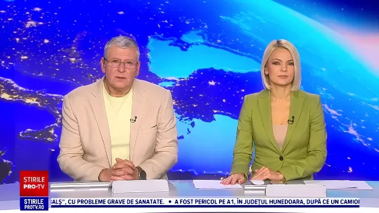 Turnul Eiffel, luminat în culorile drapelului francez la 10 ani de la atentatele din 13 noiembrie 2015. FOTO