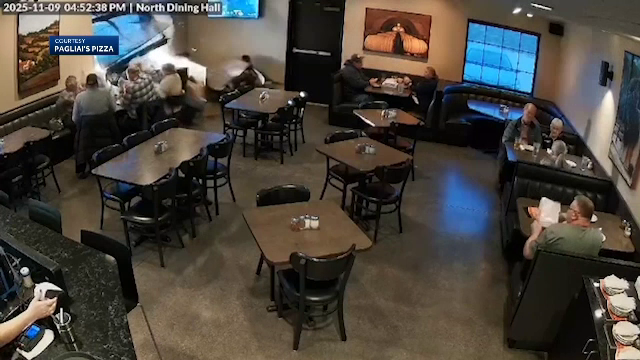 Momentul în care o camionetă dărâmă peretele unui restaurant din SUA și lovește o masă cu șase clienți