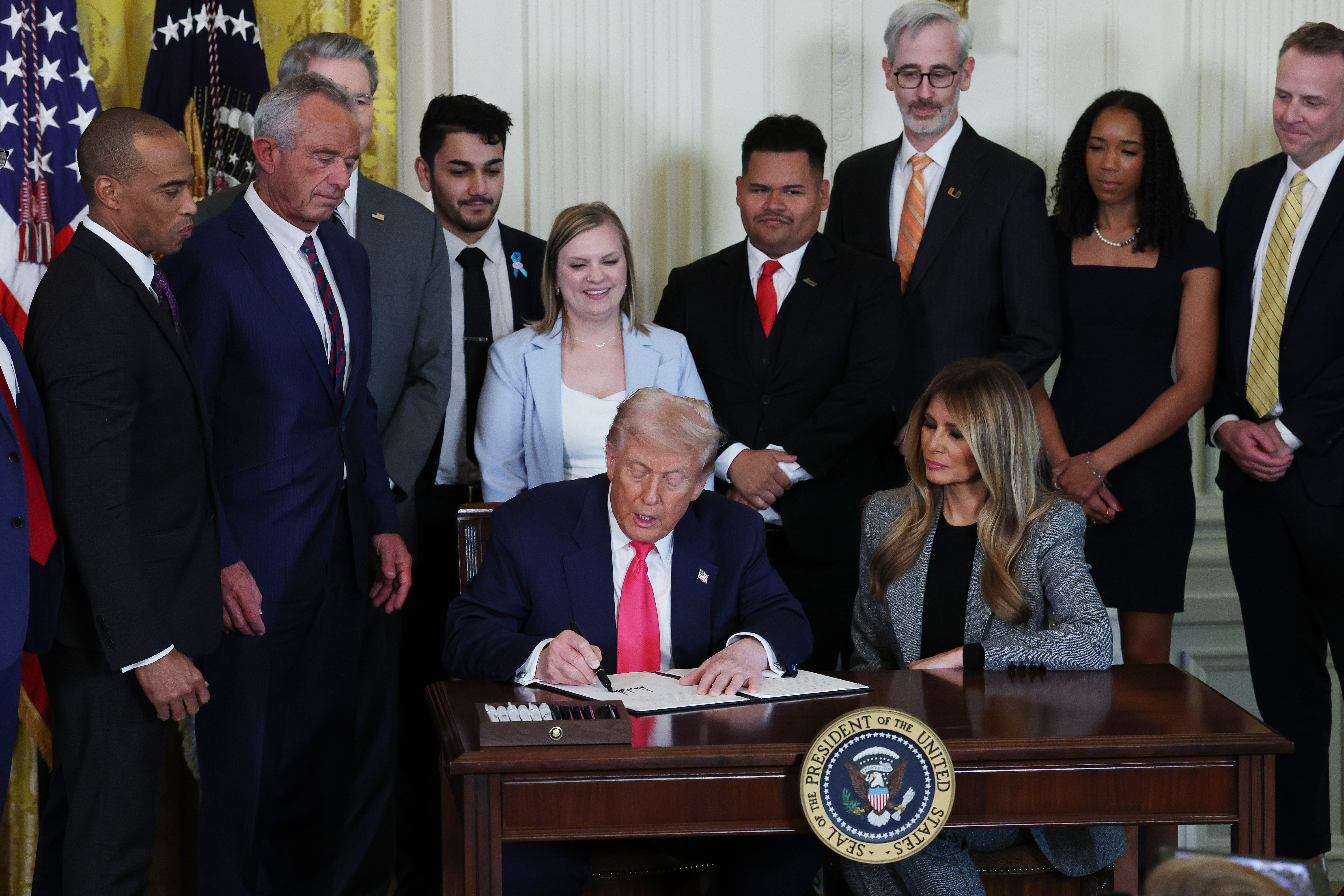 Melania Trump a semnat un ordin executiv alături de soțul ei. Ținuta purtată de Prima Doamnă. GALERIE FOTO