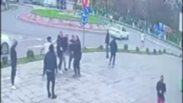 Bătaie cu bâte pe stradă, în Iași. Scandalul a pornit într-o sală de jocuri. VIDEO