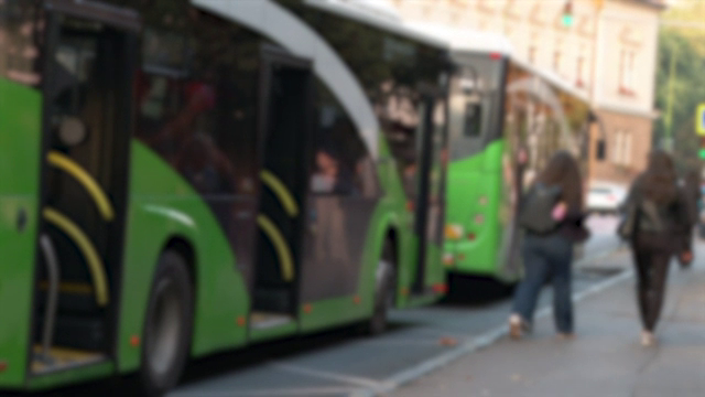 Femei agresate sexual în autobuz, în Brașov. Suspectul a fost plasat în arest la domiciliu