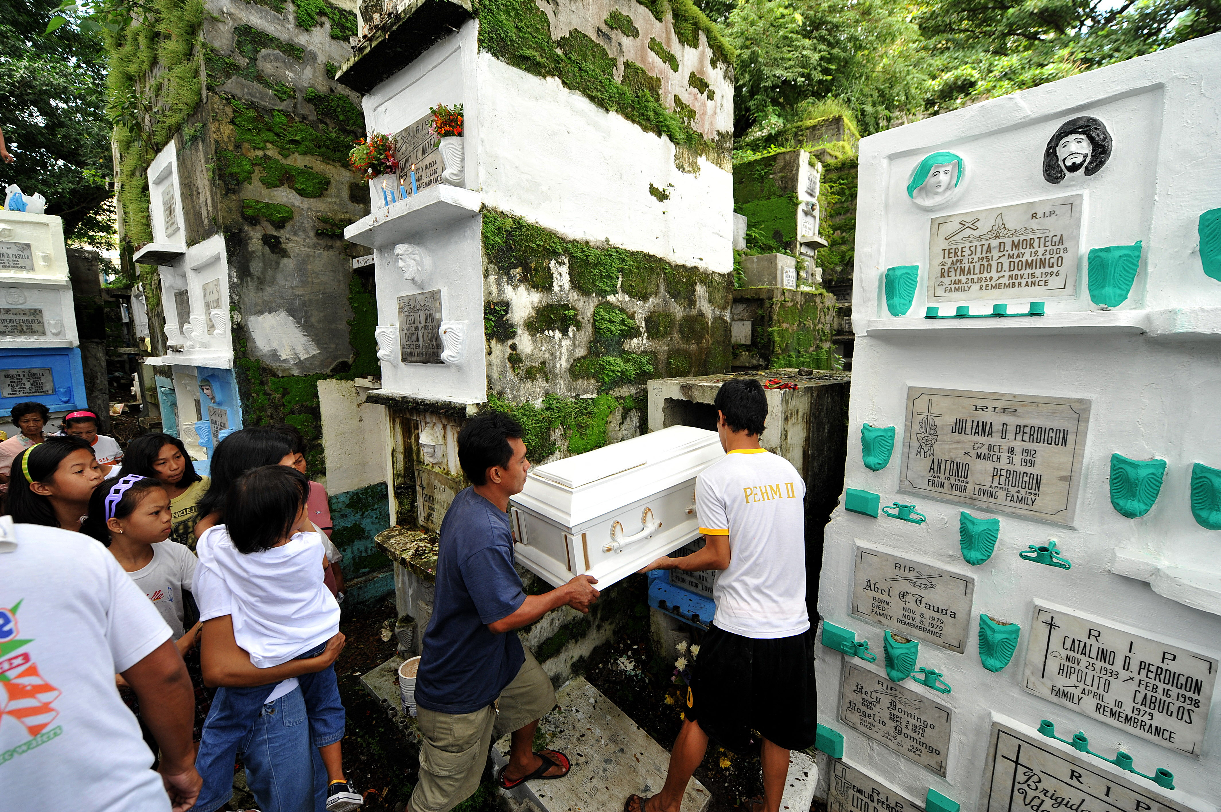 În Filipine, cei vii trăiesc printre morți. Sărăcia extremă îi forțează să transforme cimitirul în adăpost