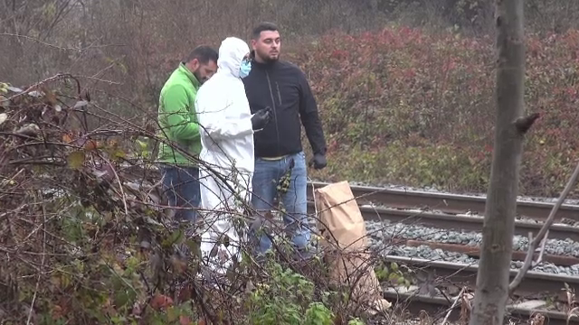 Prima ipoteză a anchetatorilor în cazul tinerei găsită moartă lângă calea ferată, în Bacău. Victima era desculță
