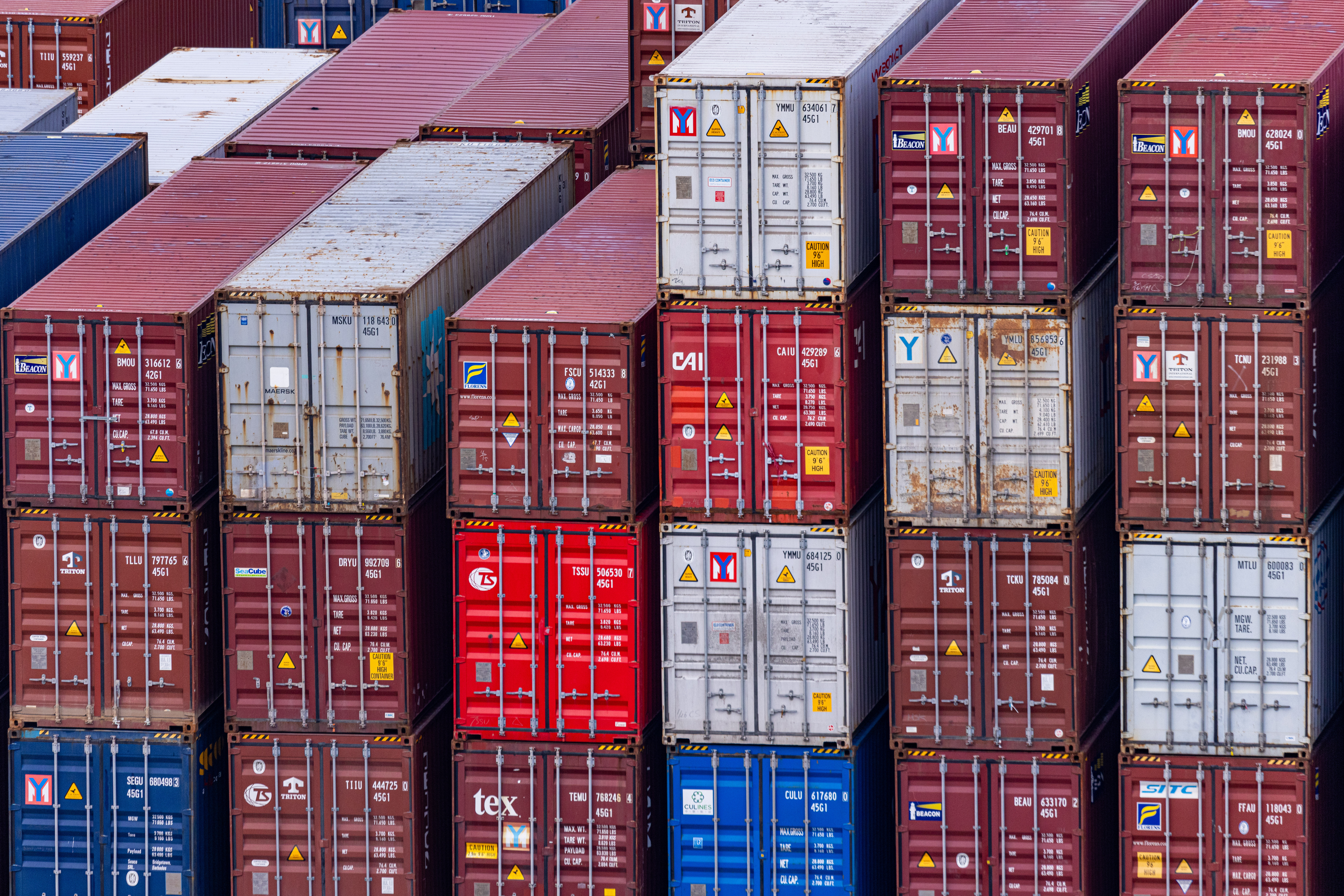 Inspectorii vamali au descoperit mărfuri contrafăcute în containere din China, destinate Moldovei. Prejudiciu uriaș