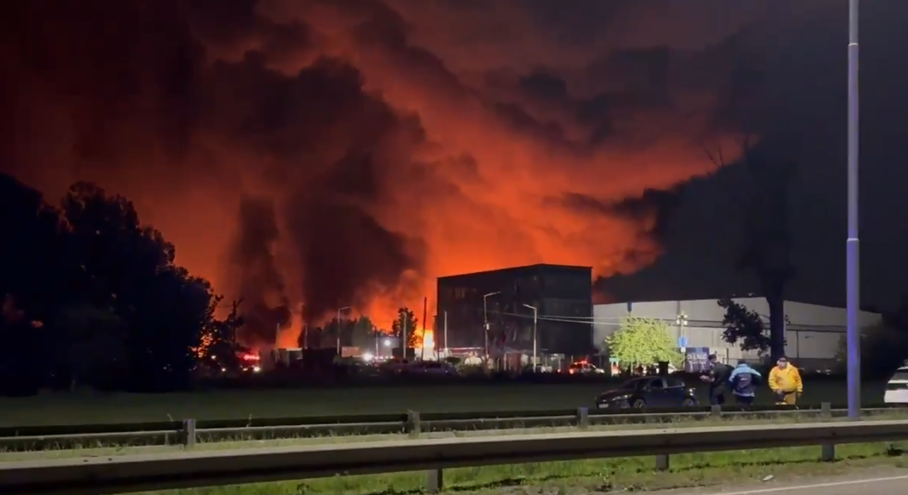 Explozie puternică într-o zonă industrială urmată de un incendiu devastator lângă Buenos Aires. Cel puțin 22 de răniți