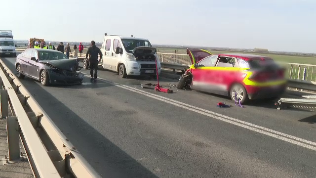 Ce l-ar fi distras pe șoferul care a lovit o ambulanță, în Timiș. O femeie de 73 de ani a murit