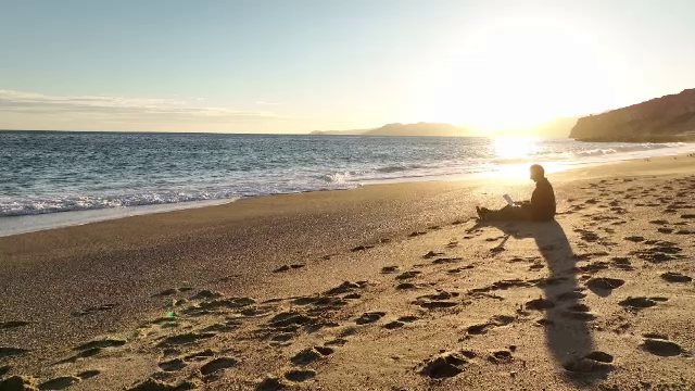 Noul „birou” al românilor care lucrează la distanță. Locul are chirii ieftine, viață de noapte și vreme însorită