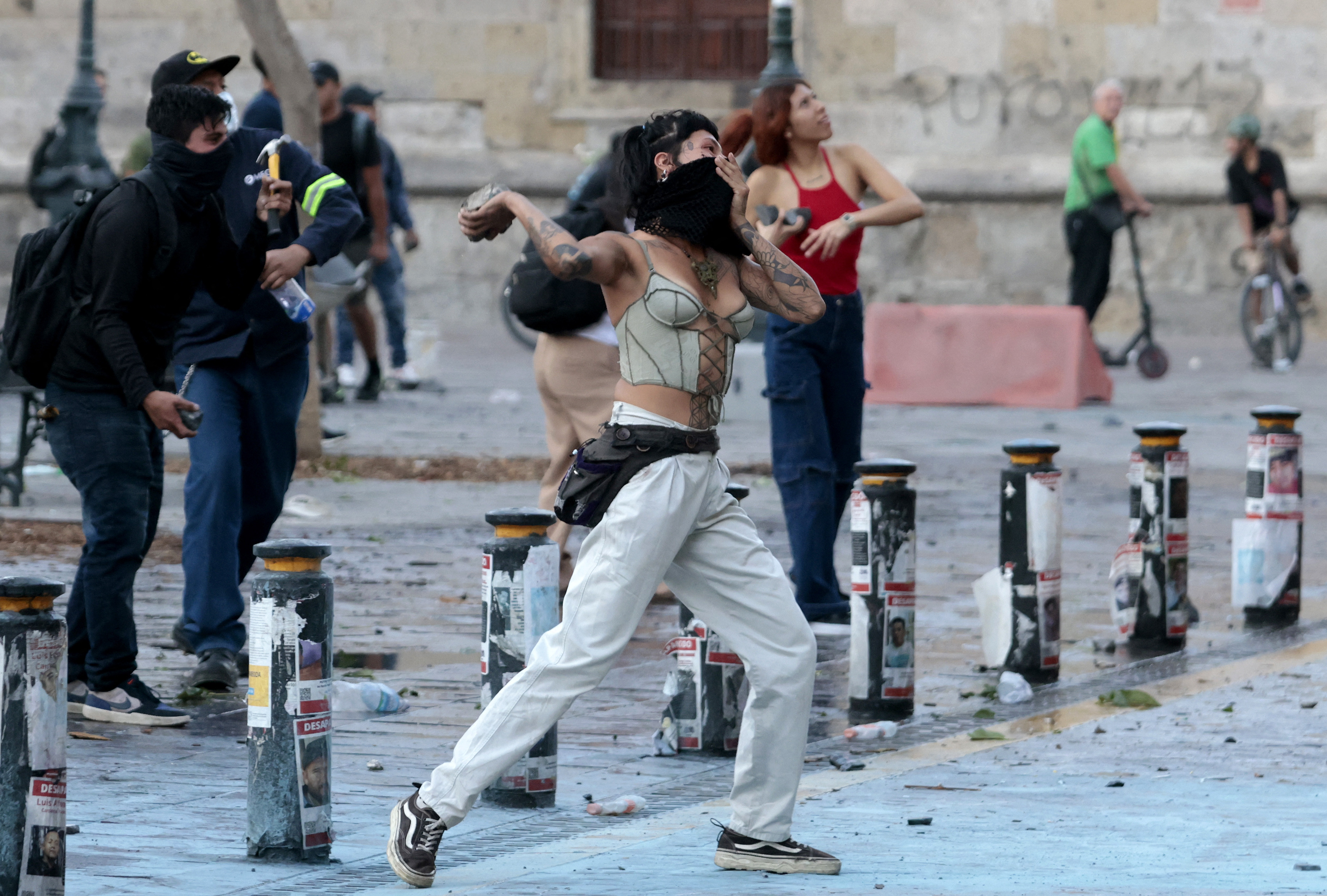 Protest împotriva politicii de securitate a guvernului din Mexic, soldat cu 120 de răniți. Manifestanții au atacat barierele