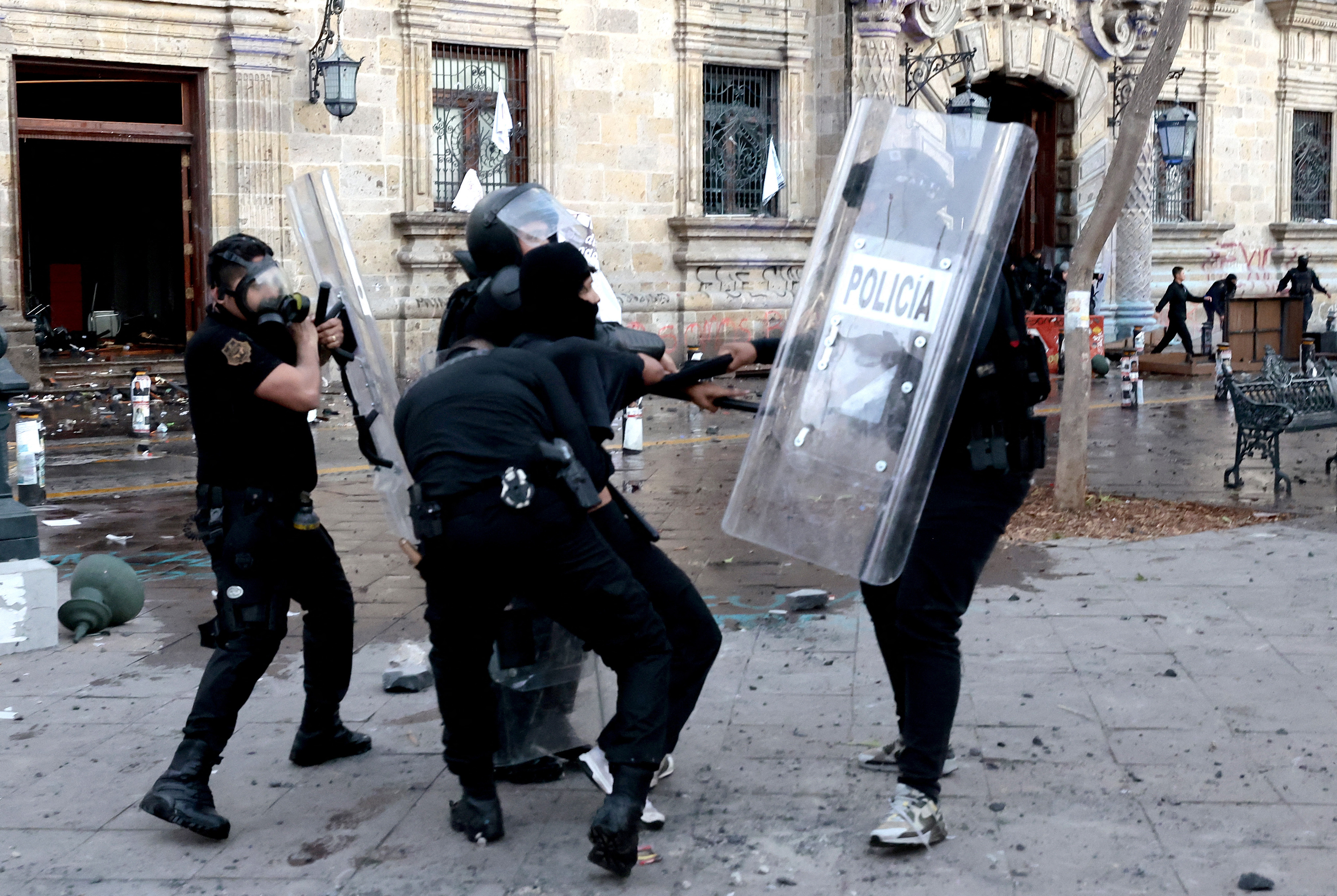 Violenţe &icirc;n Mexic: SUA &icirc;și &icirc;ndeamnă cetățenilor să se adăpostească. Zeci de zboruri au fost anulate