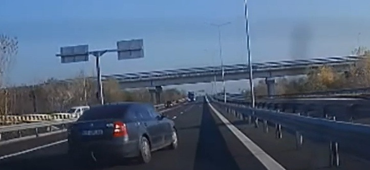 Gest inconștient pe Autostrada A1. Un șofer care circula pe contrasens a scăpat miraculos fără accident
