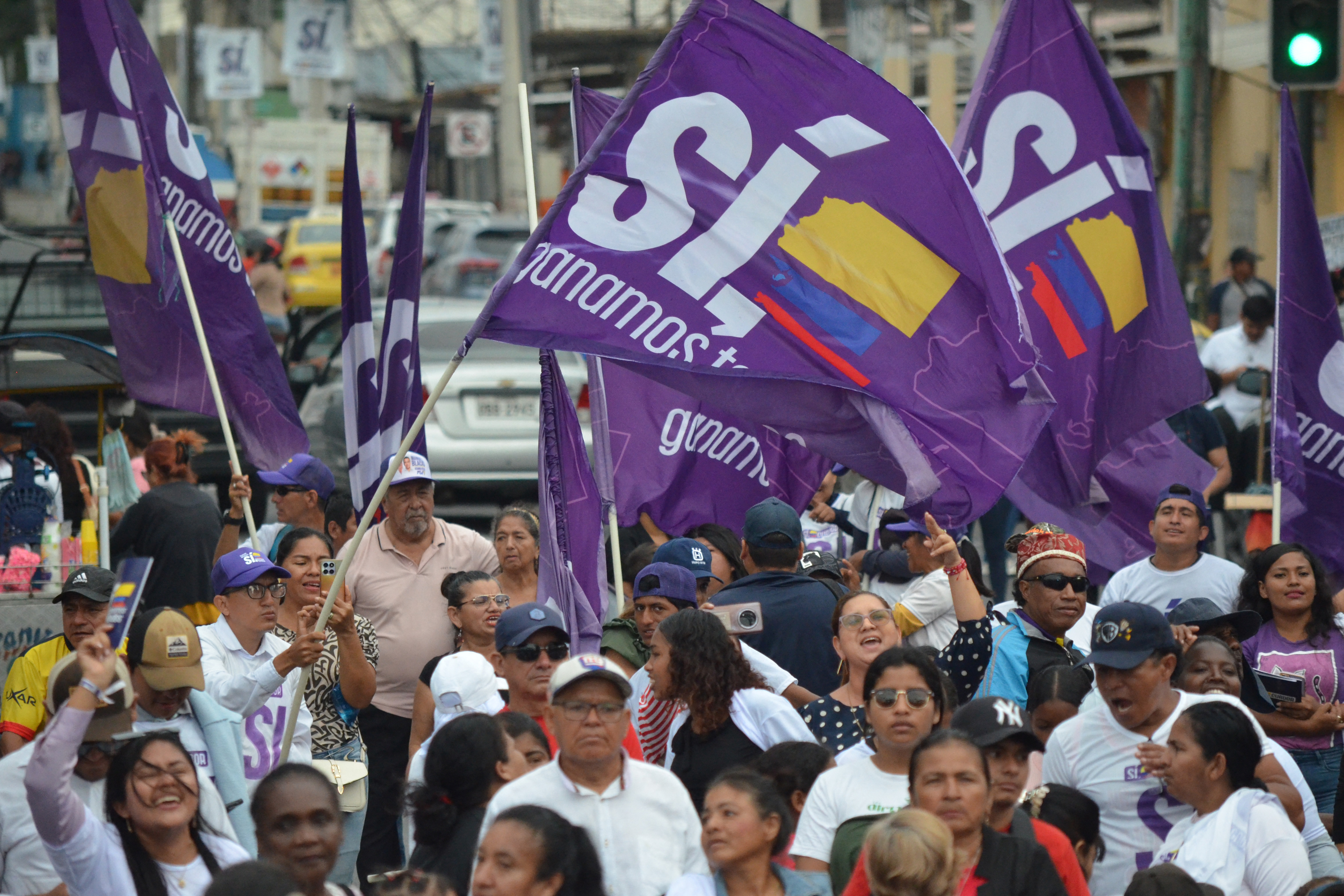 Referendum în Ecuador asupra bazelor militare străine și noii constituții. Votul are loc într-o perioadă de tensiuni