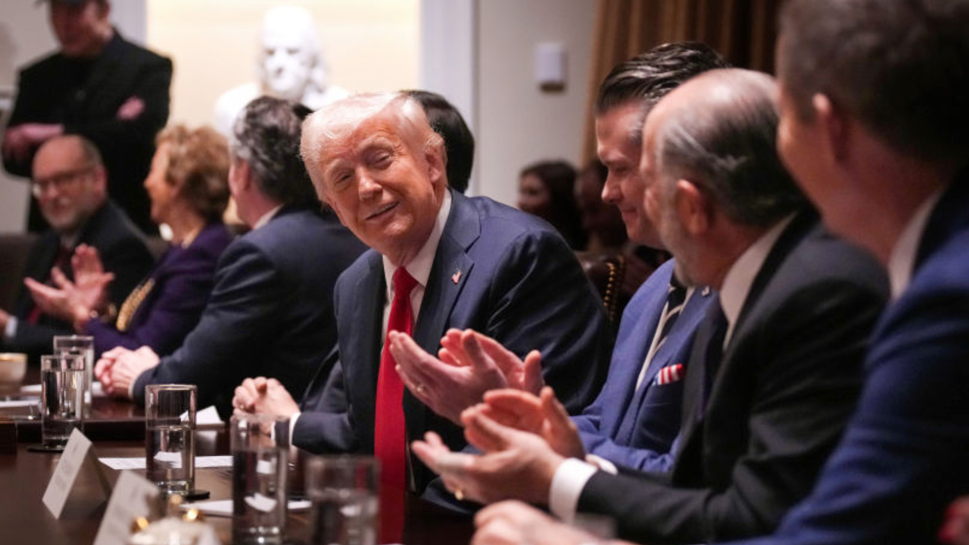 „Mai mult lătrat decât mușcat”. Casa Albă, acuzată că a diluat sancțiunile împotriva Rusiei prin concesia acordată Lukoil