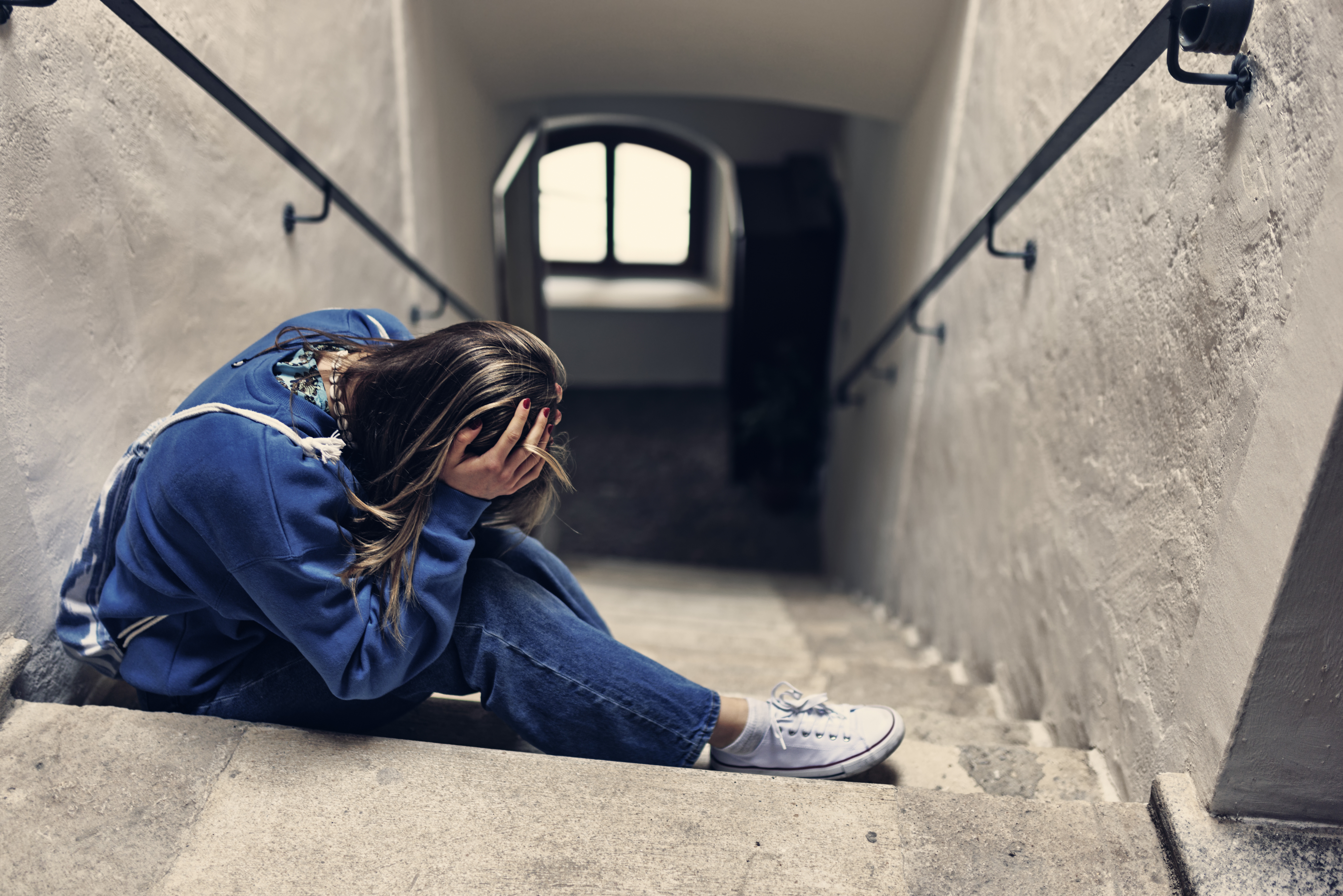 Un bărbat din Capitală a fost reținut, după ce a agresat o minoră. El a blocat între etaje liftul în care se afla fata. VIDEO