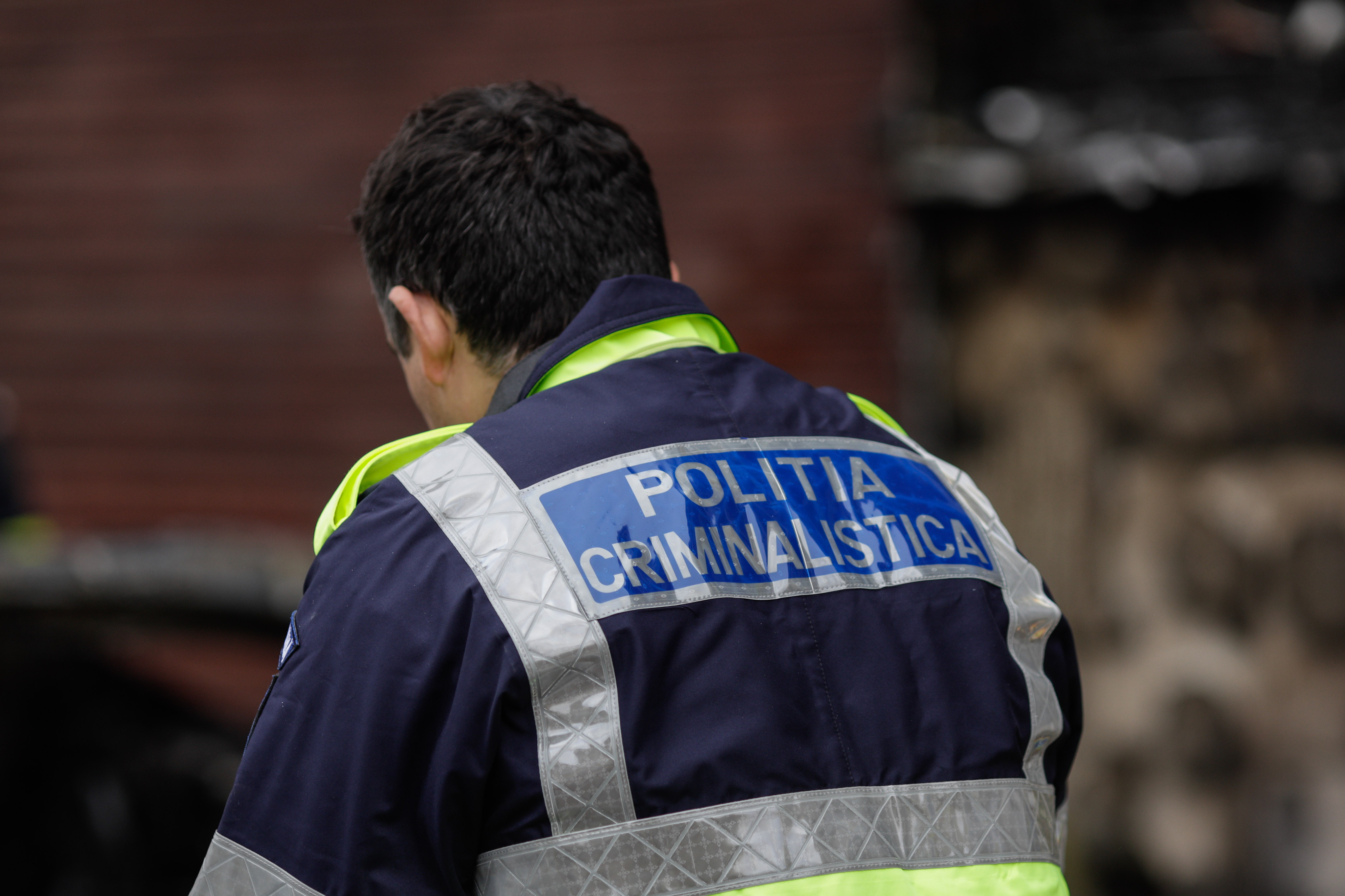 O femeie din Aiud, arestată după ce şi-a ucis copilul nou-născut. Micuțul a murit asfixiat în coșul de rufe