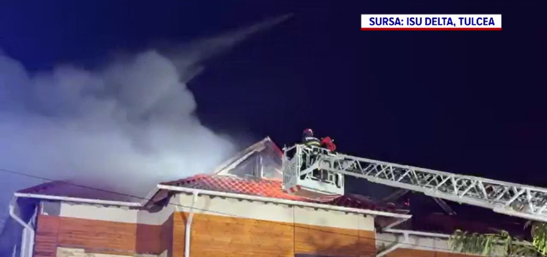 Momente de panică într-o pensiune din Delta Dunării. Flăcările au cuprins acoperișul, iar peste 40 de persoane, evacuate