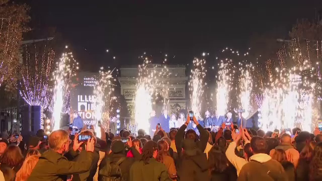 Magia Crăciunului a învăluit deja Parisul. Sute de mii de oameni au luat parte la aprinderea luminițelor