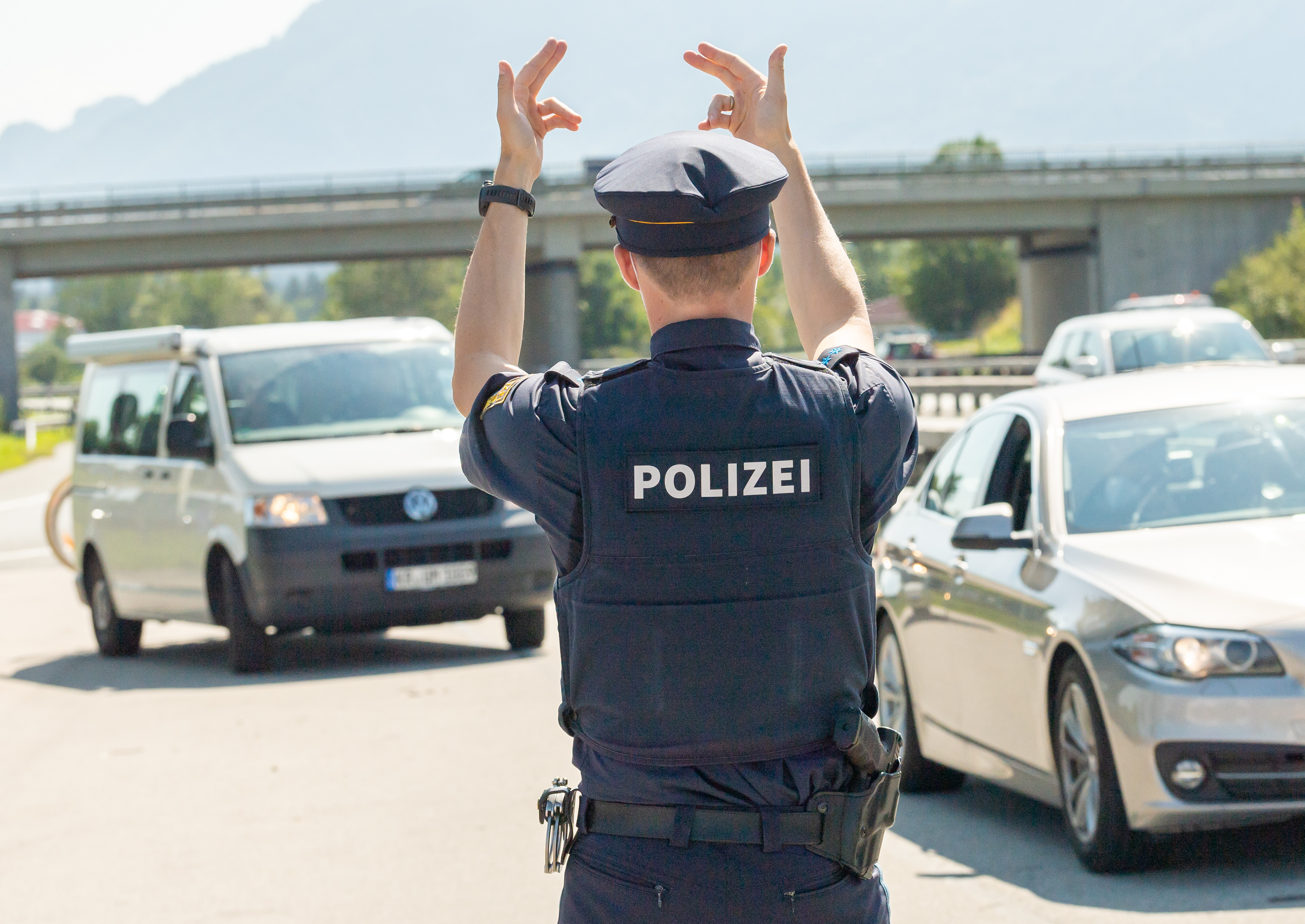 Un șofer român a fost prins circulând cu o viteză de 221 km/h pe o autostradă din Austria. Ce a pățit când a fost oprit