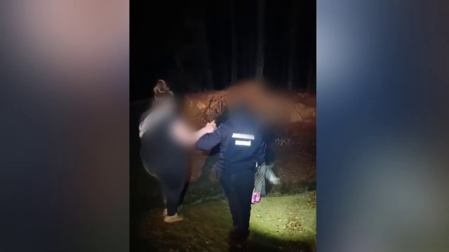 O familie de olandezi, cu doi copii minori, salvată la timp din Munții Orăștiei. Mașina lor risca să se răstoarne